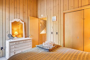 Half Mile to Ski Slopes: Conway Condo w/ Hot Tub!