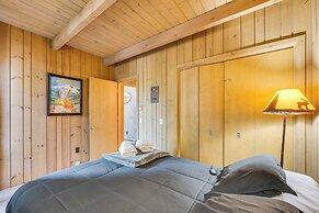 Half Mile to Ski Slopes: Conway Condo w/ Hot Tub!