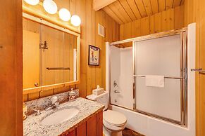 Half Mile to Ski Slopes: Conway Condo w/ Hot Tub!