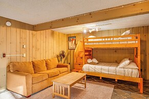 Half Mile to Ski Slopes: Conway Condo w/ Hot Tub!