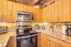 Half Mile to Ski Slopes: Conway Condo w/ Hot Tub!
