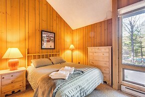 Half Mile to Ski Slopes: Conway Condo w/ Hot Tub!