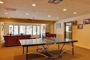 Condo w/ Hot Tub Access - Quick Bus Trip to Ski!