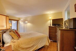 Condo w/ Hot Tub Access - Quick Bus Trip to Ski!