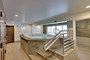 Condo w/ Hot Tub Access - Quick Bus Trip to Ski!
