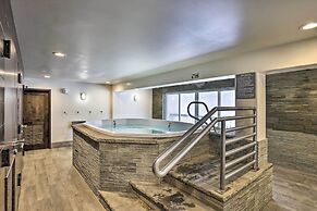 Condo w/ Hot Tub Access - Quick Bus Trip to Ski!