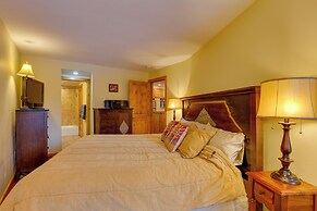 Condo w/ Hot Tub Access - Quick Bus Trip to Ski!