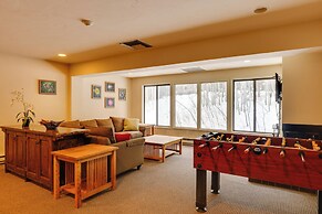 Condo w/ Hot Tub Access - Quick Bus Trip to Ski!