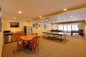Condo w/ Hot Tub Access - Quick Bus Trip to Ski!