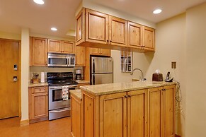 Condo w/ Hot Tub Access - Quick Bus Trip to Ski!