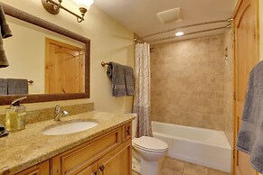 Condo w/ Hot Tub Access - Quick Bus Trip to Ski!