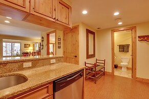 Condo w/ Hot Tub Access - Quick Bus Trip to Ski!
