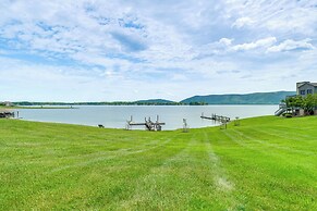 Resort Condo on Smith Mtn Lake: Linens Included!
