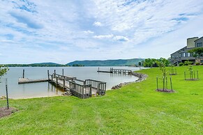 Resort Condo on Smith Mtn Lake: Linens Included!