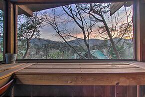 Pigeon Forge Cabin w/ Hot Tub & Mountain Views!