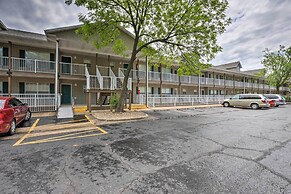 Sun-soaked Lake Taneycomo Condo w/ Furnished Patio