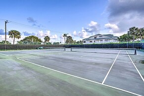 Jupiter Bay Condo w/ Pool < Half Mile to Beach!