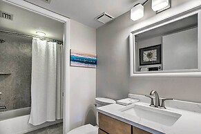 Jupiter Bay Condo w/ Pool < Half Mile to Beach!