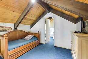 Cabin w/ Deck & Fire Pit in Blue Lake Springs!