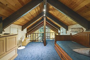 Cabin w/ Deck & Fire Pit in Blue Lake Springs!