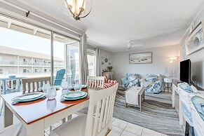 Canalfront Condo w/ Pool - Walk to Destin Beach!