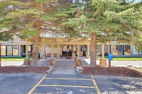 Mtn & Reservoir Views: Cozy Dillon Condo!