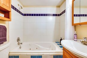 Mtn & Reservoir Views: Cozy Dillon Condo!