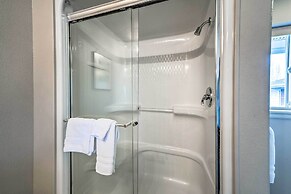 Apartment w/ Gas Fireplace ~ 1/2 Mi to Beach!