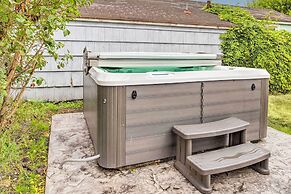 Seaside Cottage With Hot Tub: Walk to the Beaches!