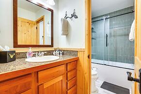 Charming Vail Condo w/ Patio & Mountain Views