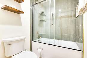 Charming Vail Condo w/ Patio & Mountain Views