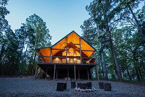 Pet-friendly Broken Bow Cabin w/ Fire Pit!