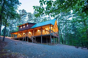 Pet-friendly Broken Bow Cabin w/ Fire Pit!