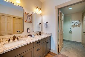 Walk to Copper Mountain: Center Village Condo!