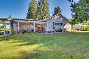 Charming Updated Retreat Walk to Lake Stevens!