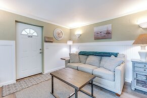 Charming Updated Retreat Walk to Lake Stevens!