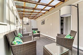 Charming Updated Retreat Walk to Lake Stevens!