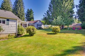 Charming Updated Retreat Walk to Lake Stevens!