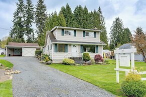 Charming Updated Retreat Walk to Lake Stevens!