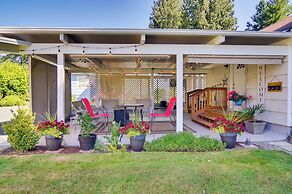 Charming Updated Retreat Walk to Lake Stevens!