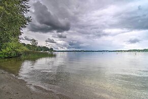 Charming Updated Retreat Walk to Lake Stevens!