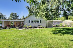 Charming Updated Retreat Walk to Lake Stevens!