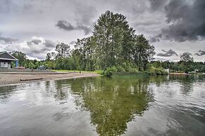 Charming Updated Retreat Walk to Lake Stevens!
