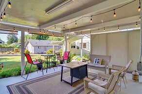 Charming Updated Retreat Walk to Lake Stevens!