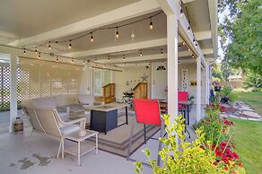 Charming Updated Retreat Walk to Lake Stevens!