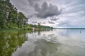 Charming Updated Retreat Walk to Lake Stevens!