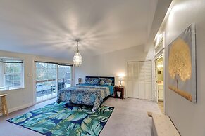 Spacious Grants Pass Home w/ Hot Tub & Views!