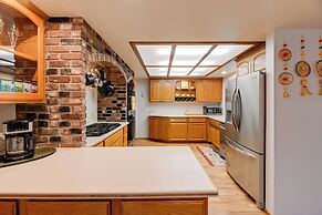 Spacious Grants Pass Home w/ Hot Tub & Views!