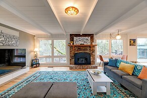 Spacious Grants Pass Home w/ Hot Tub & Views!