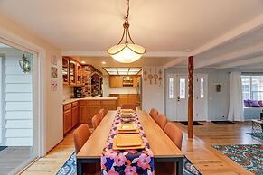 Spacious Grants Pass Home w/ Hot Tub & Views!